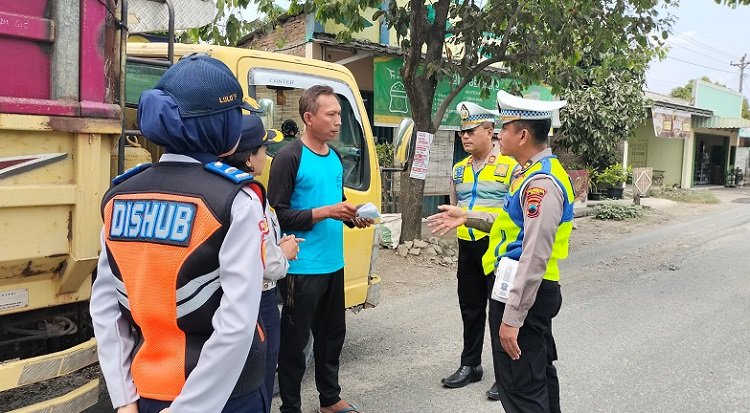 Polresta Pati dan Dishub Pati patroli jalan Tayu-Dukuhseti
