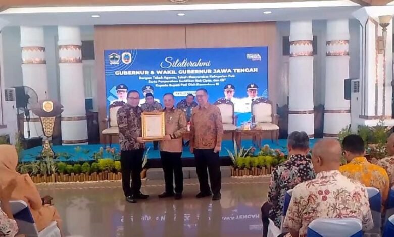 Bupati Pati Sudewo menerima penghargaan dari Kementerian Hukum Direktorat Jenderal Hak Kekayaan Intelektual di Pendopo Kabupaten Pati, Selasa (27/5/2025). (Febryanto | Lingkartv.com)