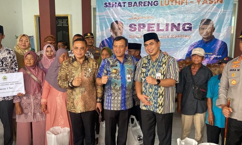 Gubernur Jawa Tengah Ahmad Luthfi bersama Wakil Gubernur Jawa Tengah Taj Yasin Maimoen didampingi Bupati Pati Sudewo meninjau meninjau program Dokter Spesialis Keliling (Speling) di Desa Kedungwinong, Kecamatan Sukolilo, Kabupaten Pati, Selasa (27/5/2025). (Lingkartv.com)