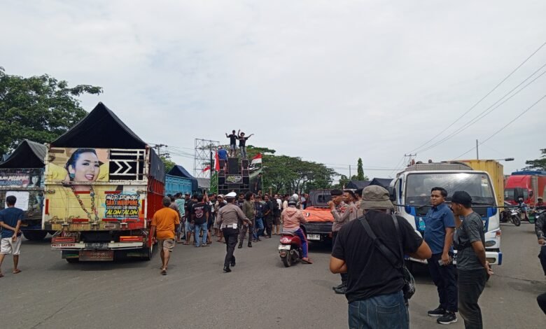 Unjuk Rasa Sopir Truk