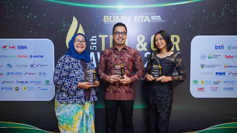 Peruri Sumbang 255 Bibit Pohon ke DLH Karawang