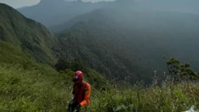 tim basarnas evakuasi pendaki.