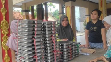 Sejumlah warga tengah mengantre untuk pembagian MBG di wilayah Kelurahan Grobogan, Rabu (16/7/2025). (Lingkartv.com)