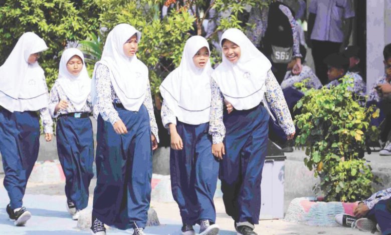 Sejumlah siswa sedang beraktivitas usai mengikuti kegiatan MPLS. Di Blora, Kegiatan Belajar Mengajar SRMA 18 Blora baru bergulir 28 Juli. (Lingkartv.com)