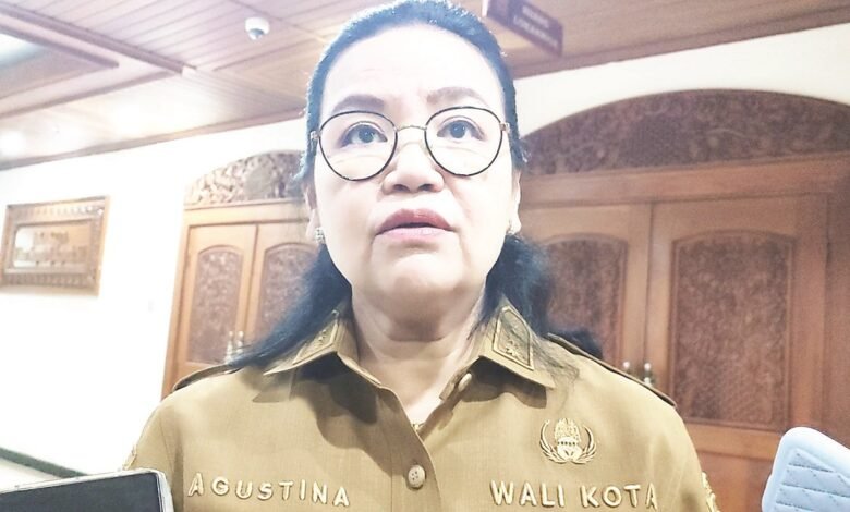 Wali Kota Semarang Agustina Wilujeng Pamestuti saat diwawancara soal dana operasional RT di Kota Semarang. (Lingkartv.com)