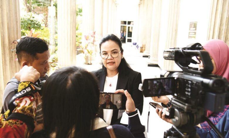 Wali Kota Semarang Agustina Wilujeng Pramestuti merespons soal sekolah rakyat di Kota Semarang saat menjumpai media. (Lingkartv.com)