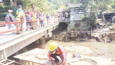 Komisi C DPRD Kabupaten Semarang meninjau proses normalisasi Sungai Kaligarang, Senin (21/7/2025). (Lingkartv.com)