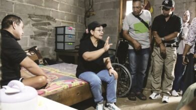 Wali Kota Semarang Agustina Wilujeng Pramestuti saat meninjau RTLH di Kelurahan/Kecamatan Mijen, Kota Semarang, Jawa Tengah, Minggu (20/7/2025). (Lingkartv.com)