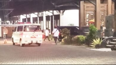 Mobil penjemput dua kakak beradik dari Kabupaten Semarang yang jadi korban kekerasan di Kabupaten Boyolali tiba di Pendopo Rumah Dinas Bupati, Rabu malam (16/7/2025). (Lingkartv.com)