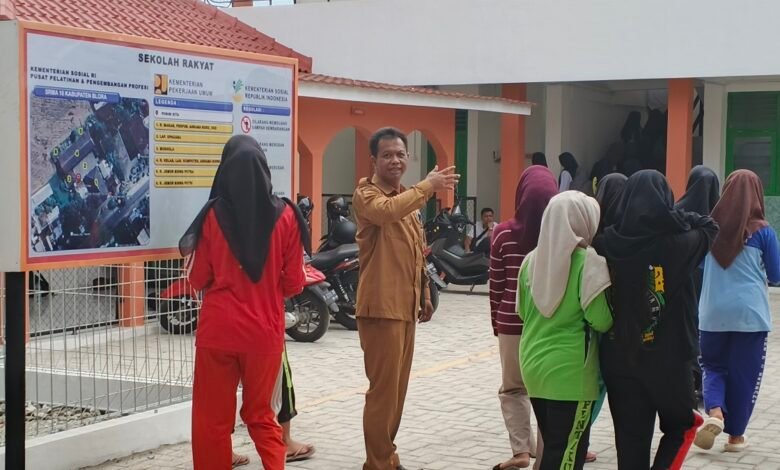 Kepala Dinsos P3A Kabupaten Blora Luluk Kusuma Agung Ariadi saat mengunjungi Sekolah Rakyat di wilayah setempat. (Lingkartv.com)