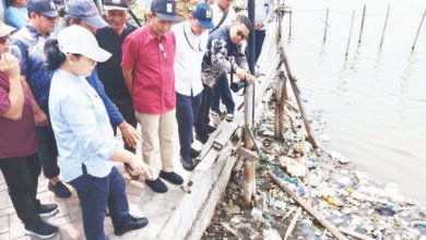 Wali Kota Semarang Agustina Wilujeng Pramestuti bersama jajaran saat meninjau wilayah Tambakrejo yang terdampak rob. (Lingkartv.com)