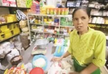 Pedagang di Pasar Bandarjo, Ungaran, Kabupaten Semarang mengecek buliran beras. Berjaga-jaga jika beras oplosan. (Lingkartv.com)