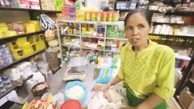 Pedagang di Pasar Bandarjo, Ungaran, Kabupaten Semarang mengecek buliran beras. Berjaga-jaga jika beras oplosan. (Lingkartv.com)