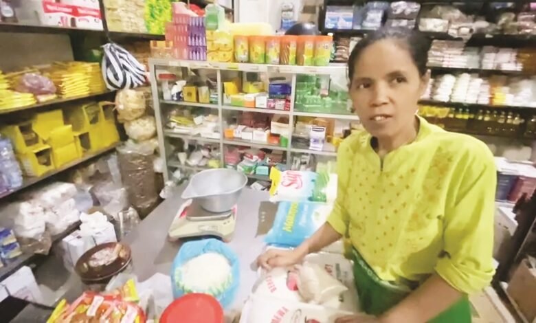 Pedagang di Pasar Bandarjo, Ungaran, Kabupaten Semarang mengecek buliran beras. Berjaga-jaga jika beras oplosan. (Lingkartv.com)