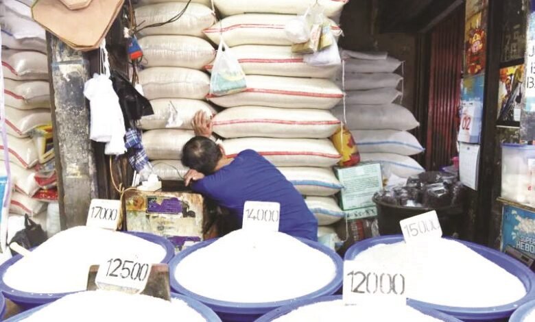 Marak beras oplosan, pedagang di pasar ikut bingung. (Lingkartv.com)