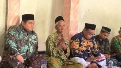 Ahmad Zuhdi, guru salah satu Madin di Demak saat menceritakan kronologi kejadian ia menampar murid pada Ketua DPRD Demak Zayinul Fata. (Lingkartv.com)