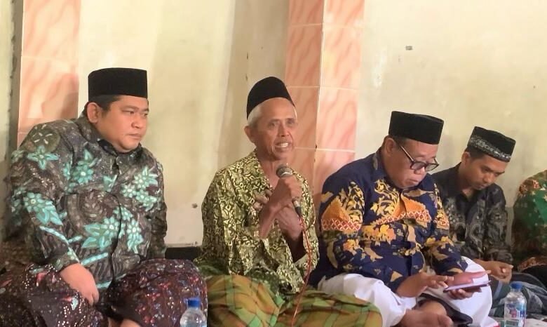Ahmad Zuhdi, guru salah satu Madin di Demak saat menceritakan kronologi kejadian ia menampar murid pada Ketua DPRD Demak Zayinul Fata. (Lingkartv.com)