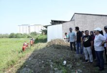 Wali Kota Semarang Agustina Wilujeng Pramestuti bersama jajaran Pemkot Semarang saat meninjau lahan bakal TPS Muktiharjo Kidul yang baru. (Lingkartv.com)