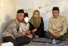 Orang tua murid menemui Ahmad Zuhdi, guru madin asal Desa Cangkring, Kecamatan Karanganyar, Kabupaten Demak, Jawa Tengah, Sabtu sore (19/7/2025).  (Lingkartv.com)