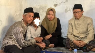Orang tua murid menemui Ahmad Zuhdi, guru madin asal Desa Cangkring, Kecamatan Karanganyar, Kabupaten Demak, Jawa Tengah, Sabtu sore (19/7/2025).  (Lingkartv.com)