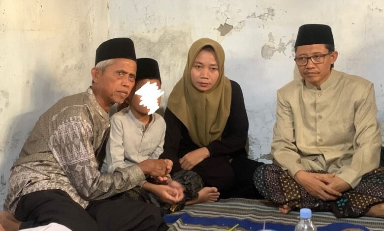 Orang tua murid menemui Ahmad Zuhdi, guru madin asal Desa Cangkring, Kecamatan Karanganyar, Kabupaten Demak, Jawa Tengah, Sabtu sore (19/7/2025). (Lingkartv.com)