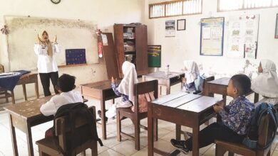 Guru SDN Bintoro 16, Demak tetap melakukan kegiatan belajar mengajar di kelas meski siswanya hanya sedikit. Sekolah di Demak terancam dilakukan merger atau penggabungan. (Lingkartv.com)
