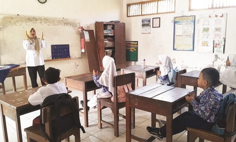 Guru SDN Bintoro 16, Demak tetap melakukan kegiatan belajar mengajar di kelas meski siswanya hanya sedikit. Sekolah di Demak terancam dilakukan merger atau penggabungan. (Lingkartv.com)