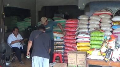 Salah satu toko beras di Kota Semarang. Saat ini masyarakat sedang dihantui beredarnya beras oplosan. (Lingkartv.com)