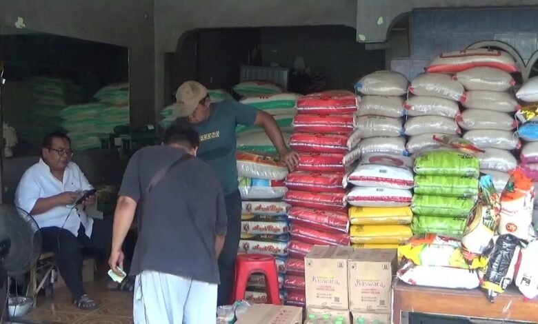 Salah satu toko beras di Kota Semarang. Saat ini masyarakat sedang dihantui beredarnya beras oplosan. (Lingkartv.com)