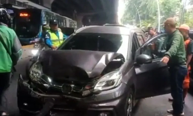 Trobos Lampu Merah Sebabkan Kecelakaan Beruntun: 2 Korban Luka