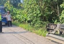 Truk Tronton masuk ke parit di Banyumas.