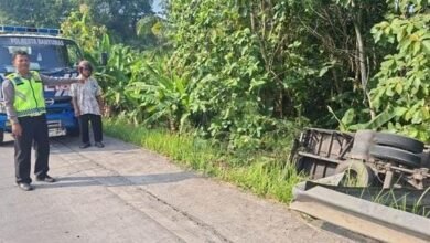 Truk Tronton masuk ke parit di Banyumas.
